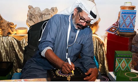 الحرفيون يبدعون في جناح إمارة القصيم بمهرجان الملك عبدالعزيز للإبل