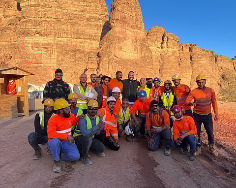 ولي العهد يزور مشروع منتجع شرعان في العلا 