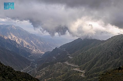 الغيوم تعانق قمم جبال السروات في الباحة