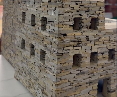 على المازني.. فنان تشكيلي يحول المخلفات لتصميمات إبداعية