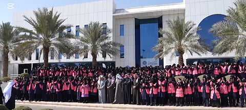 وزير الطاقة يشترط صرف مكافأة راتبين للعاملات والعاملين بمصنعي الفنار والجهاز لحضور الافتتاح