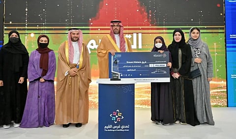 محافظ جدة يتوج الفائزين بجائزة "تحدي غرس القيم"