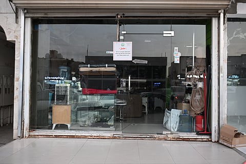 غلق 4 محال بالرياض لمخالفة نظام بيع وخياطة الملابس العسكرية ومصادرة عدد من الرتب والشعارات