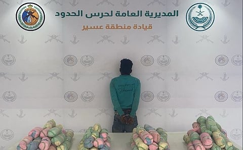 القبض على مخالف بعسير لتهريبه 393 كيلوجرامًا من القات المخدر 
