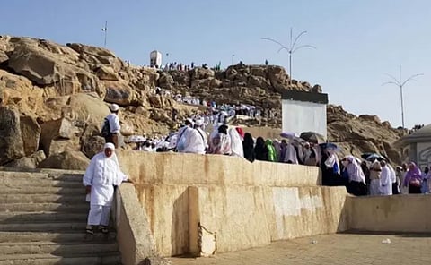 "الشؤون الإسلامية" تواصل تقديم الخدمات التوعوية لزوار جبل الرحمة