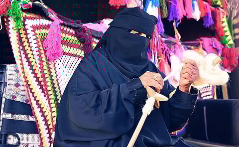 عيدة البلوي.. ثمانينية تُبدع في حياكة الحرف اليدوية بمحافظة العُلا