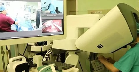 الصين تجري أول عملية جراحية عبر الأقمار الاصطناعية بمساعدة روبوت