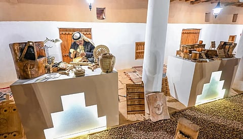 صناعة الأبواب الحائلية والنقوش الجبصية تستقطب زوار مهرجان "حرفة" بحائل