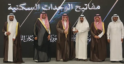  أمين محافظة جدة يسلم 40 مُستفيدًا وحداتهم السكنية بمركز الغالة