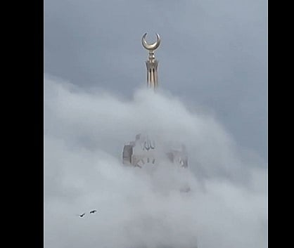 شاهد.. السحاب يعانق ساعة مكة