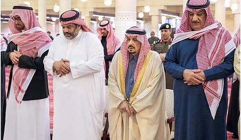أمير الرياض يؤدي صلاة الميت على والدة الأميرة فهدة بنت فهد بن خالد بن ناصر بن عبدالعزيز آل سعود