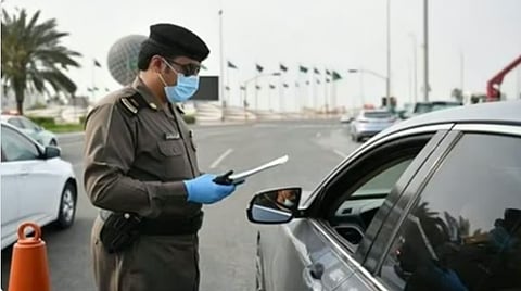 المرور: غرامة 6 آلاف لريال لقيادة المركبة بالاتجاه المعاكس 