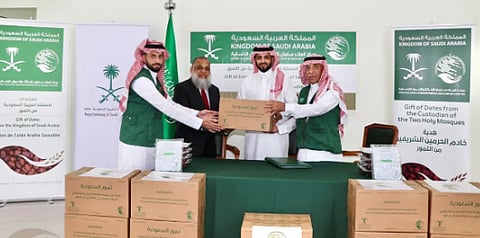  مركز الملك سلمان للإغاثة يسلّم 50 طنًا من التمور هدية المملكة إلى المالديف