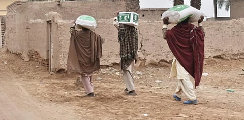 مركز الملك سلمان للإغاثة يوزع 1,450 سلة غذائية في باكستان