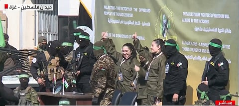 الصليب الأحمر يتسلم الرهينات الإسرائيليات وسط غزة