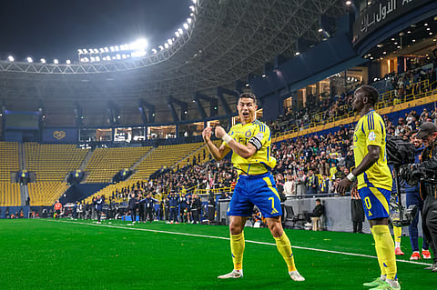 النصر يواصل سلسلة انتصاراته بثلاثية أمام الفتح في دوري روشن