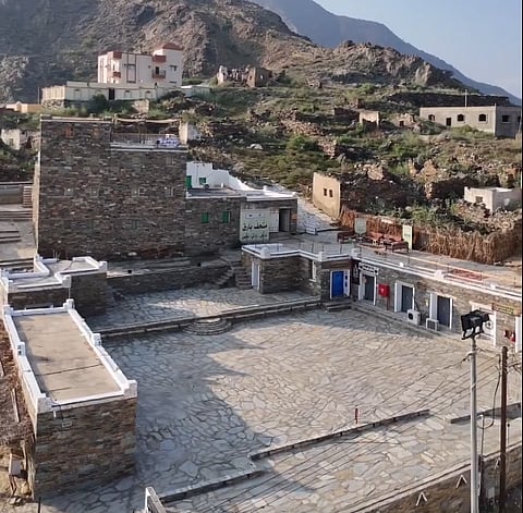 قرية ساحل التراثية.. أيقونة حضارية تجذب السائحين في بارق