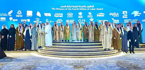  وزير الموارد البشرية يكرّم 30 منشأة فائزة بجائزة العمل في نسختها الرابعة