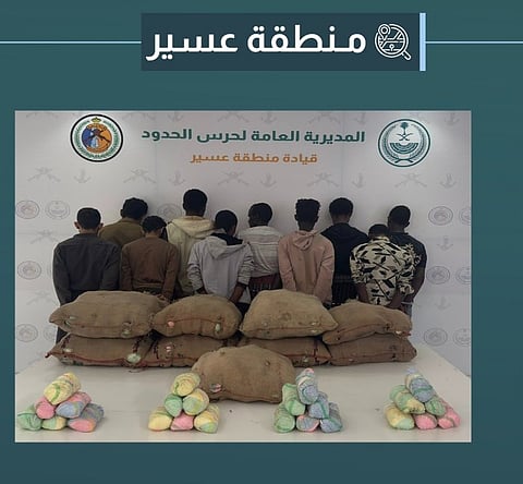  حرس الحدود بعسير يقبض على 10 مخالفين لنظام أمن الحدود لتهريبهم 180 كيلوجرامًا من «القات»