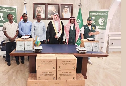 مركز الملك سلمان للإغاثة يسلّم 50 طنًا من التمور هدية المملكة لجيبوتي