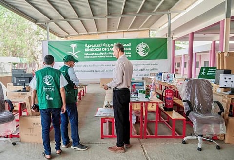 «إغاثي الملك سلمان» يوزّع مستلزمات تعليمية للمدارس في اليمن