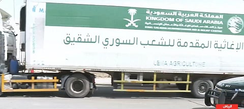 انطلاق 60 شاحنة بالجسر البري الإغاثي لدعم الشعب السوري