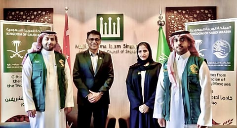مركز الملك سلمان للإغاثة يسلّم 25 طنًا من التمور هدية المملكة لسنغافورة