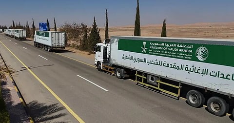  60 شاحنة إغاثة سعودية تعبر منطقة الجوف متوجهة عبر منفذ الحديثة لسوريا 