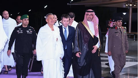 حاكم جمهورية تتارستان يؤدي مناسك العمرة