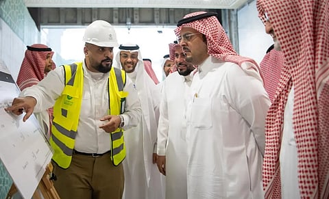 نائب أمير مكة المكرمة يقف ميدانيًا على المشروعات القائمة بالمسجد الحرام