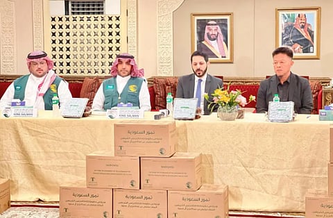 مركز الملك سلمان للإغاثة يسلم 25 طنًا من التمور هدية المملكة لجمهورية الفلبين