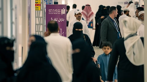 بالصور .. زوار معرض الكتاب بجازان يعبرون عن إعجابهم بالحدث الثقافي الاسثنائي