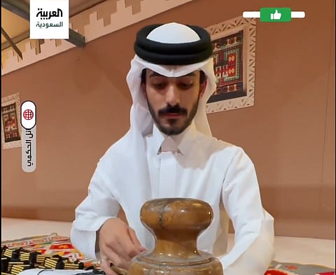 علي السلطان.. شاب يحافظ على إرث عائلته بصناعة العقال المقصب