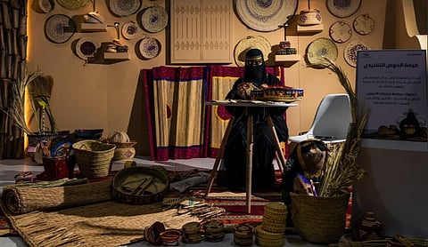 الحرف اليدوية.. تراث أصيل يزهو في "الجادة البيئية"