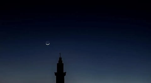 هلال ليلة الثاني من رمضان يتألق في سماء عرعر تحت كوكب الزهرة وفوق عطارد