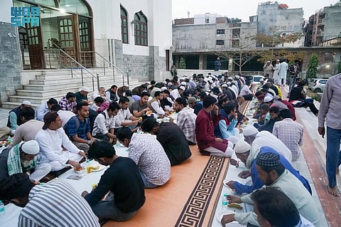 «الشؤون الإسلامية» تنفذ برنامج خادم الحرمين لتفطير الصائمين في الهند والدول المجاورة 