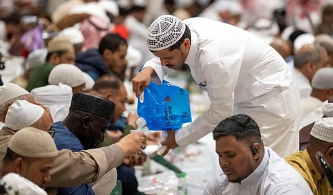مظاهر التكافل وحسن الضيافة تتجلّى في مشاهد إفطار الصائمين بالمسجد النبوي
