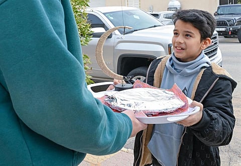 «الطعمة».. عادة رمضانية تعزز التكافل وترسّخ أواصر الجوار في الحدود الشمالية