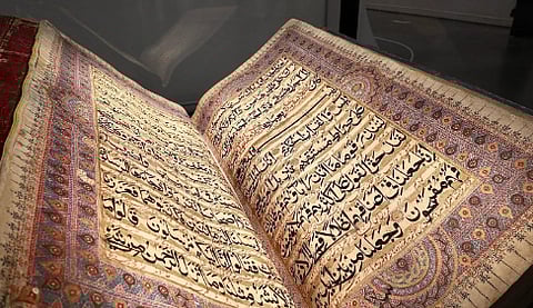 مخطوط يعود لنحو قرنين يُجسّد إرث الفن الإسلامي في بينالي الفنون الإسلامية