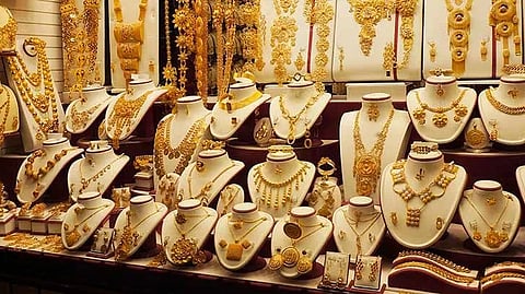 سعر الذهب في السعودية اليوم الإثنين 10-9-1446 بعد تراجعه عالميا