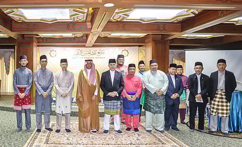 السفير البريثن يسلّم هدية خادم الحرمين من التمور إلى بروناي