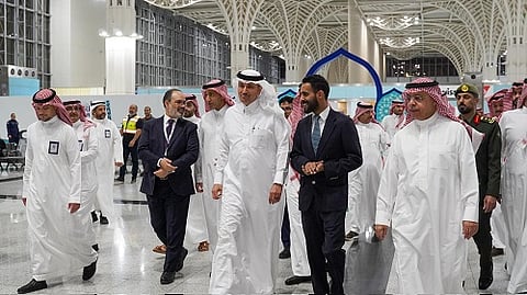 وزير النقل يتطلع على حركة المسافرين في مطار المدينة
