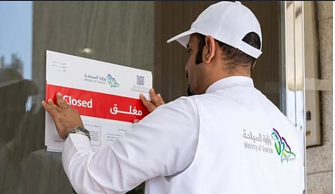 وزارة السياحة تضبط 79 فندقًا أعادت مزاولة نشاطها بعد الإغلاق في مكة والمدينة