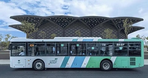 مشروع حافلات المدينة يدعو زوار المسجد النبوي ومسجد قباء للاستفادة من خدماته عبر تطبيقه في المنصات المعتمدة