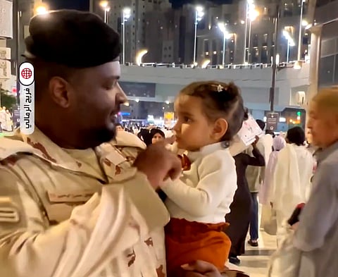 حملها باكية.. موقف إنساني لرجل أمن مع طفلة بالحرم المكي
