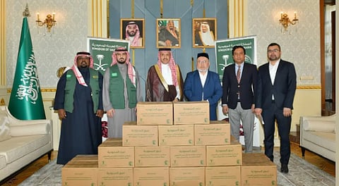 مركز الملك سلمان للإغاثة يسلم 25 طنًا من التمور هدية لأوزبكستان