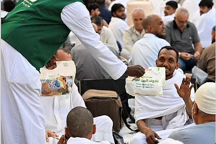 توفير وجبات صحية لضيوف الرحمن بساحات المسجد الحرام