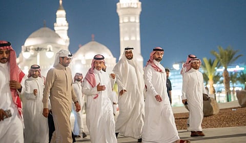 وزير السياحة يزور المعالم الإسلامية والتاريخية والتراثية بالمدينة المنورة