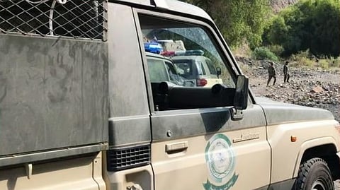 دوريات المجاهدين بجازان تقبض على مقيم لنقله 10 مخالفين لنظام أمن الحدود
