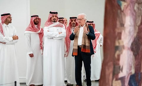 أمير المدينة المنورة يزور بينالي الفنون الإسلامية 2025